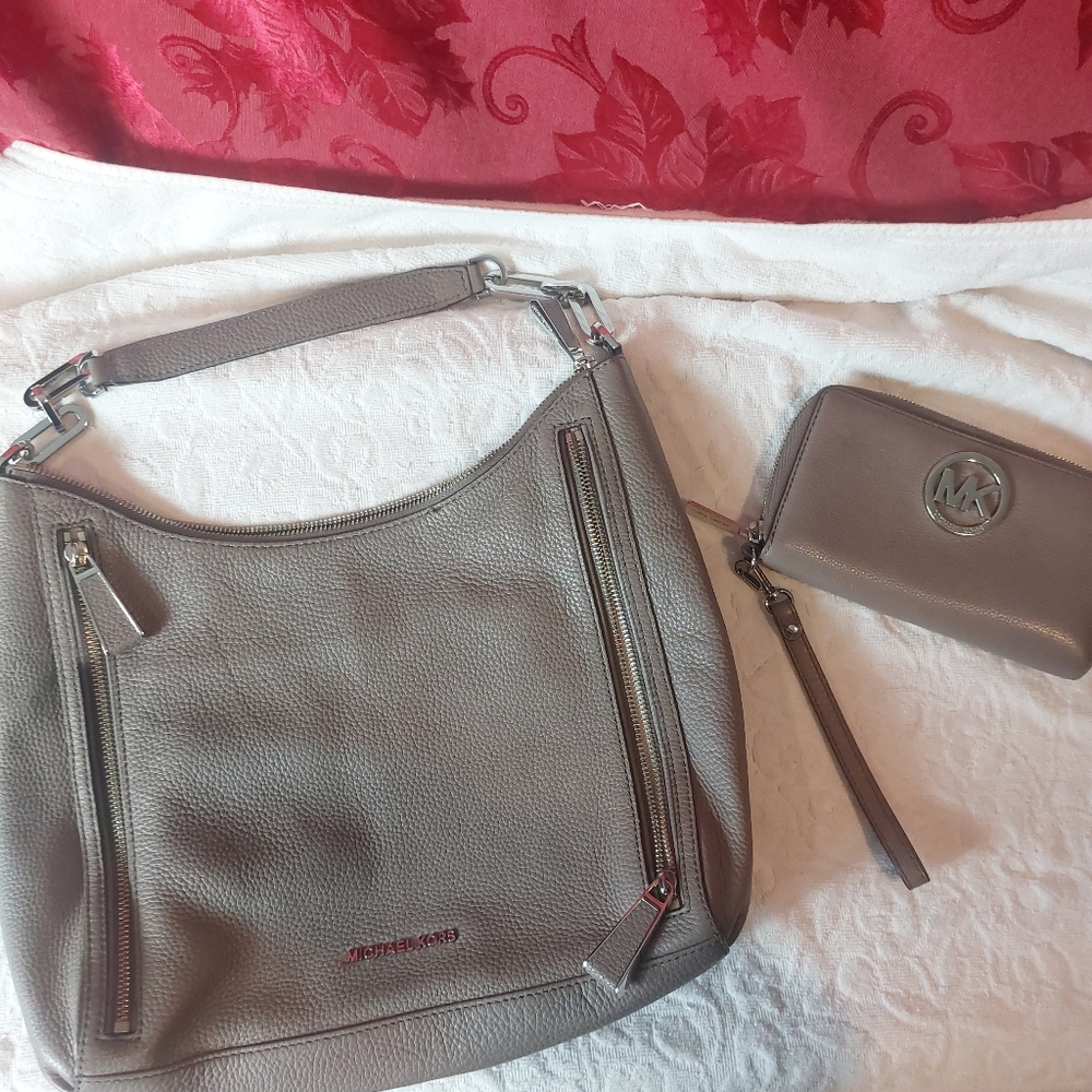 Michael Kors hobo bag plus wallet light grey Bundle